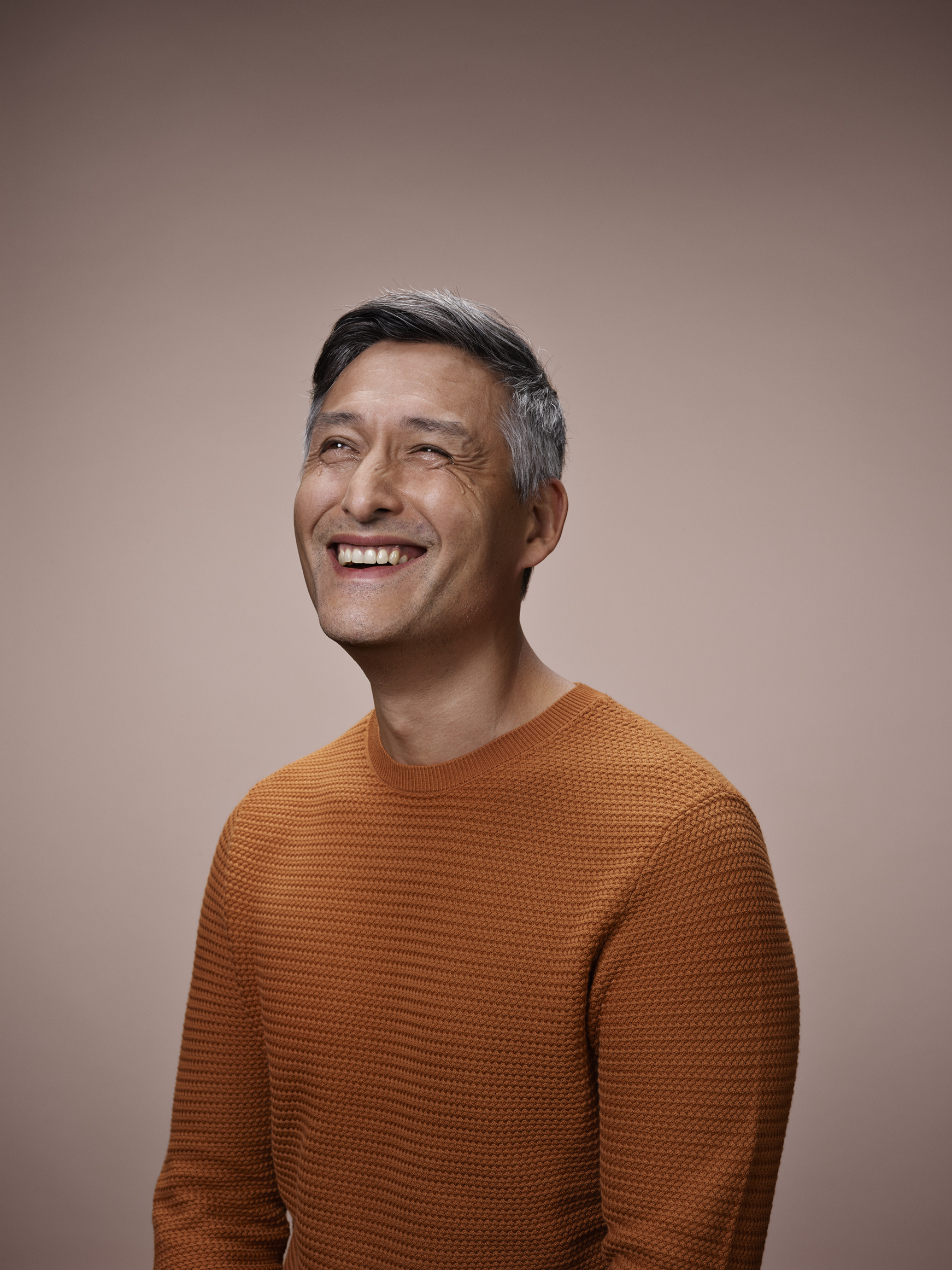 naurava mies Accountor brand