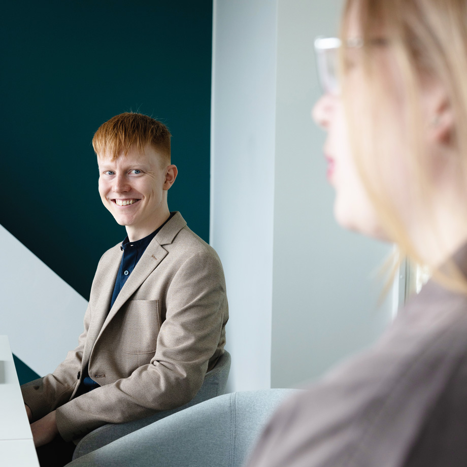 Järvenpääläinen kirjanpitäjä ja palkanlaskija neuvotteluhuoneessa