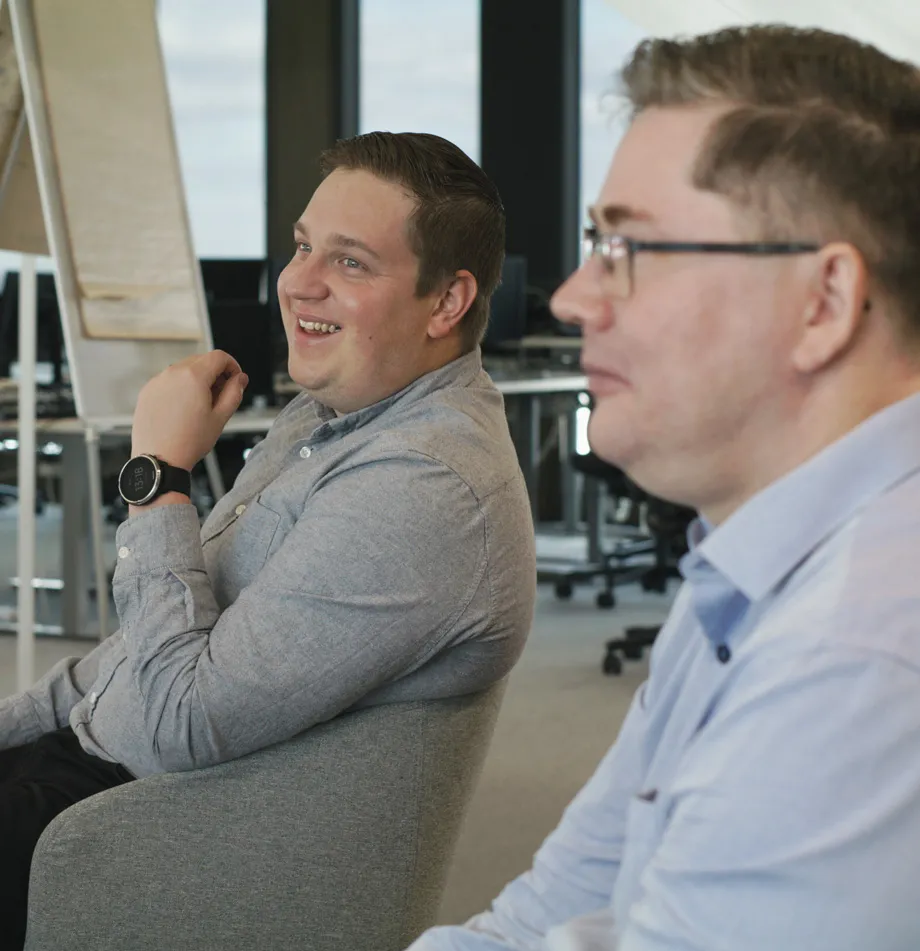 Joensuussa kirjanpitäjä ja palkanlaskija hymyilevät tilitoimistossa