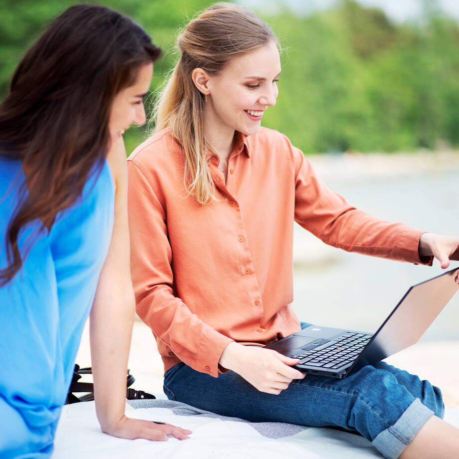 Kehityskeskustelut hybridityö kaksi henkilöä rannalla