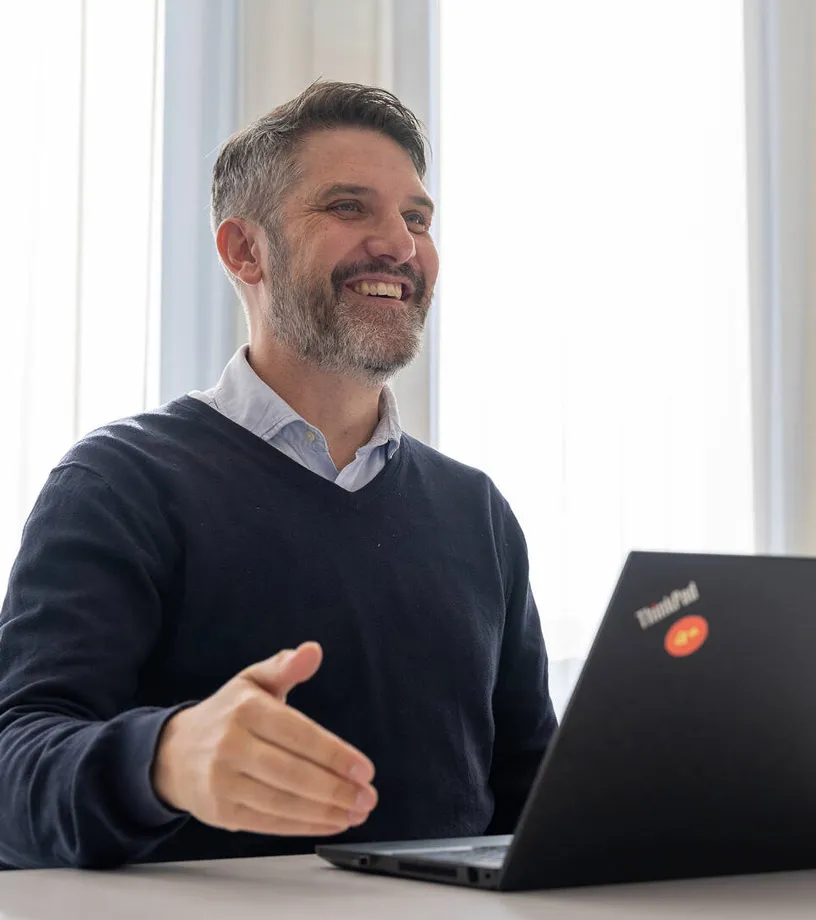 Mikkeliläinen kirjanpitäjä tilitoimiston neuvotteluhuoneessa