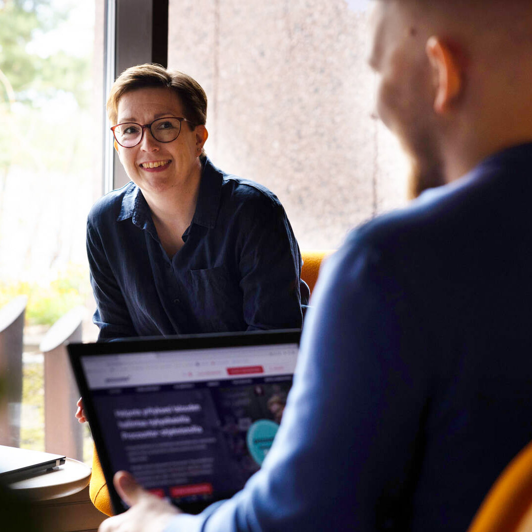 Joensuun tilitoimiston kirjanpitäjä ja palkanlaskija pitävät palaveria