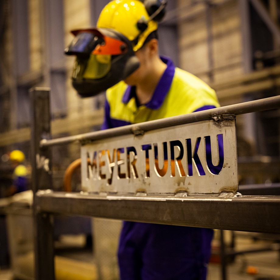 Ostolaskujen käsittelyn ulkoistus Meyer Turku referenssitarinan kuvituskuva