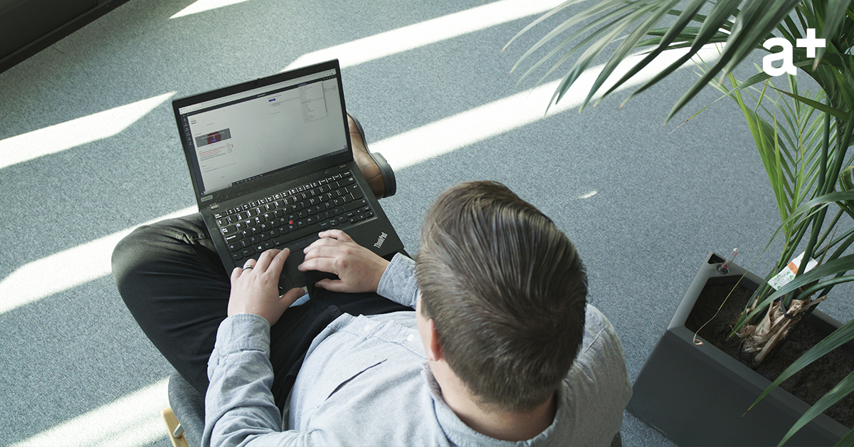 Mies lukee tietokoneelta nettovarallisuudesta.