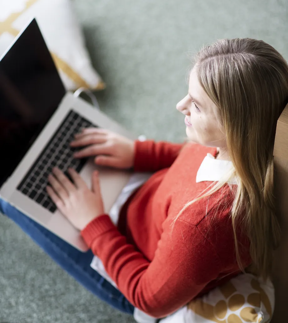 Nainen tutustuu luontaisetuihin 2026