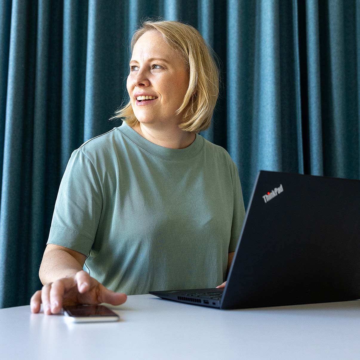 Nainen pohtii toimitusjohtajasopimusta.