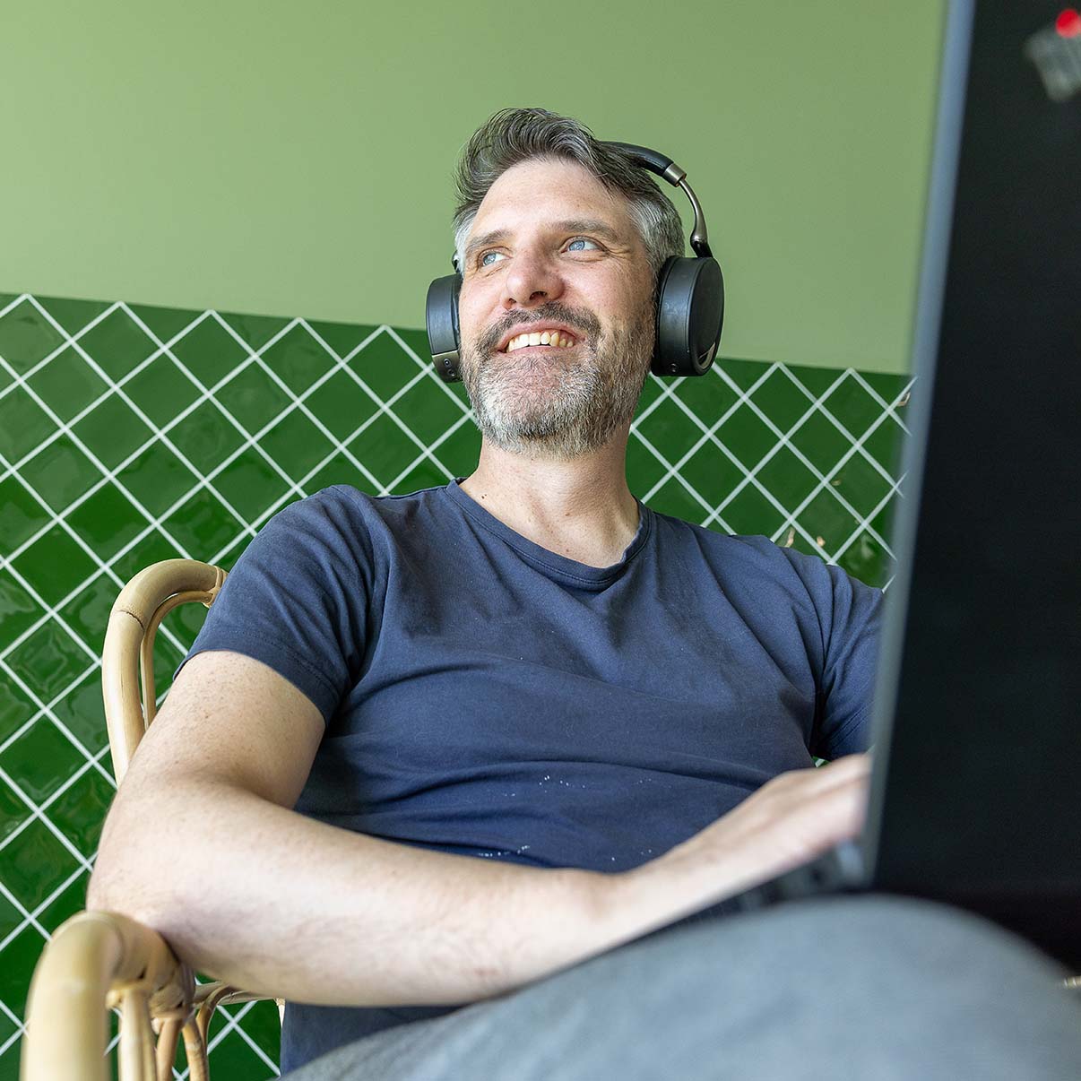 Pienyrityksen talous on miehellä työn alla.