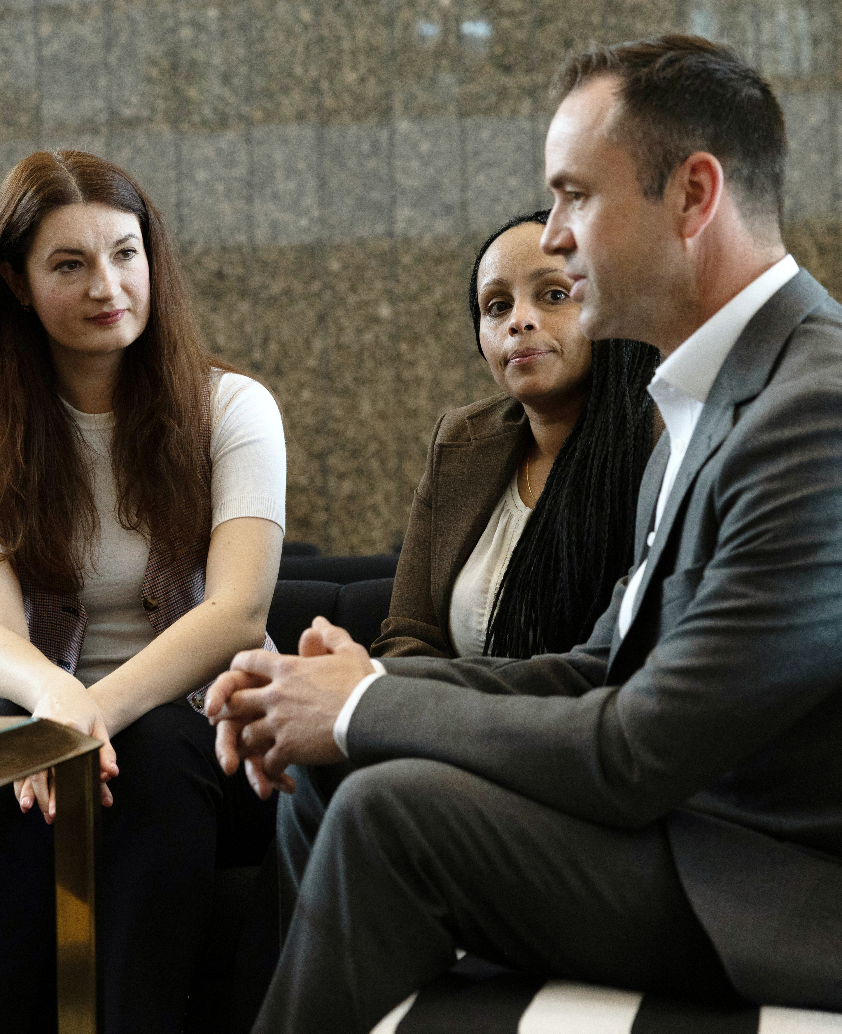 Työntekijät keskustelevat hyvästä yrityskulttuurista