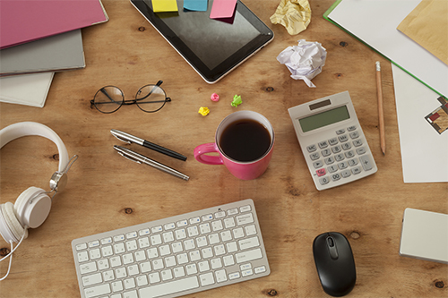 Kuvassa työpöytä uravalmennuksen jälkeen kuvattuna