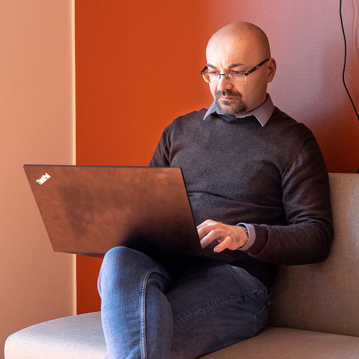 Mies tulkitsee tilinpäätöstä tietokoneelta mietteliäänä.