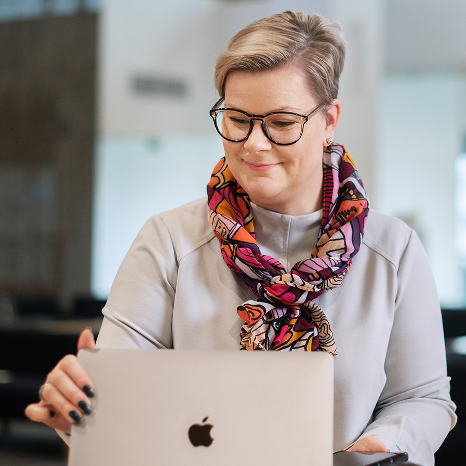 palkkayhteyshenkilo_koneellaan_toissa