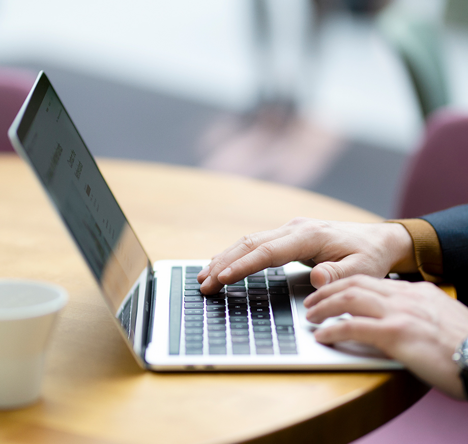 Henkilö tutkii tietokoneelta aihetta "peitelty osingonjako".