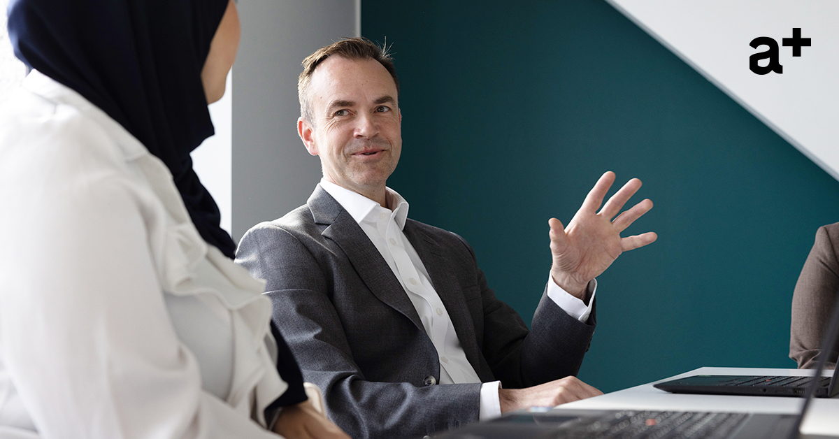 Uusi talousjohtaja keskustelee ensimmäisistä työpäivistään.