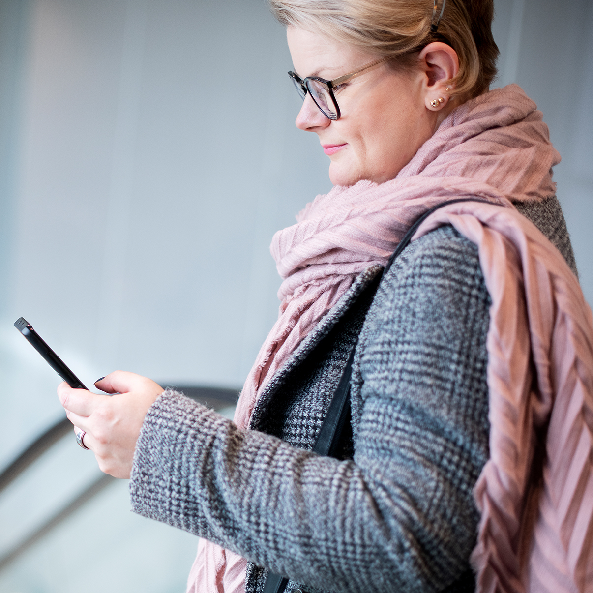 Nainen tutkii, miten vuosilomalaki vaikuttaa hänen yritystoimintaansa.