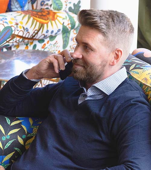 Yrittäjä soittaa asiantuntijalle kysyäkseen, miten vuosiloman kertyminen menee.