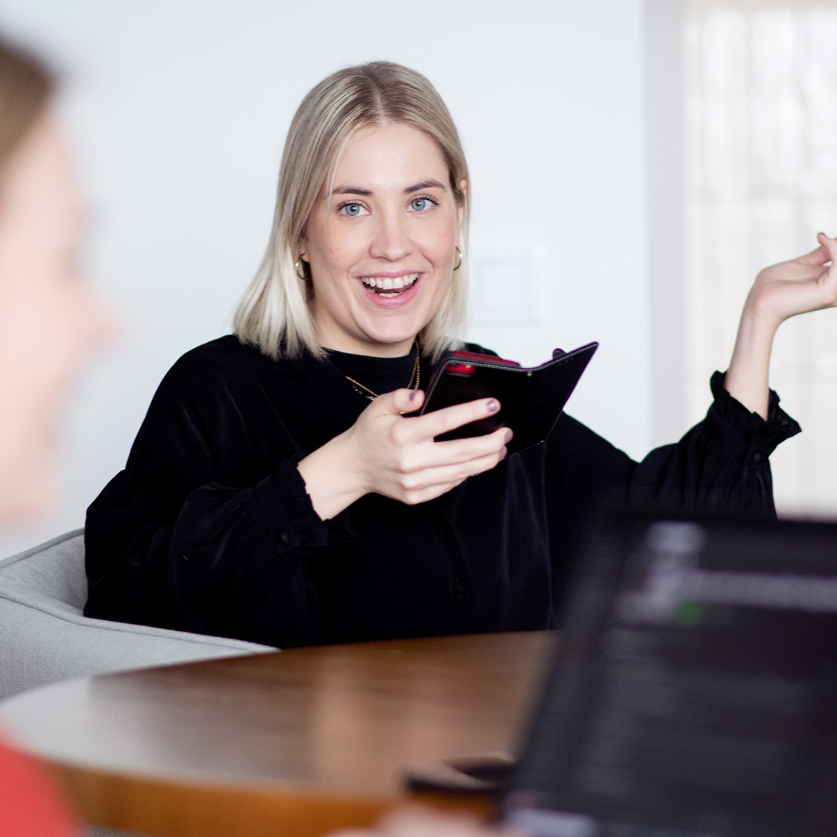 Yrittäjä selvitti kännykällä, että vuosilomapalkka määräytyy eri tavalla kuin hän luuli.