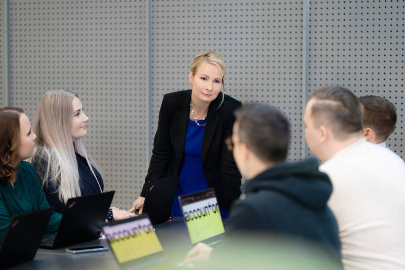 woman-team-leader-weekly-meeting