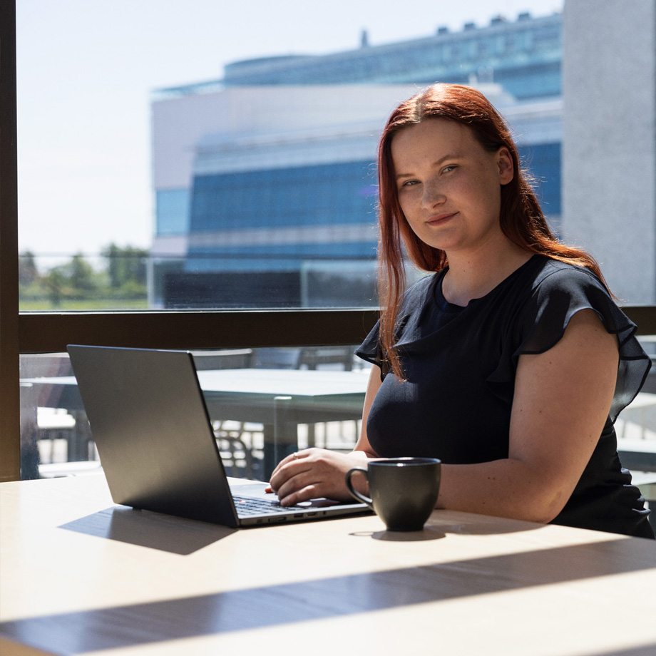 yrittaja-harkitsemassa-taloushallinnon-palveluita