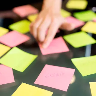 Liikehuoneiston vuokrasopimus -aiheesta on kirjoitettu postit-lappuja.