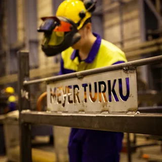 Ostolaskujen käsittelyn ulkoistus Meyer Turku referenssitarinan kuvituskuva