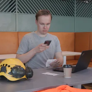 Toiminimen verovähennykset ovat kunnossa. Yrittäjä tutkii papereita..
