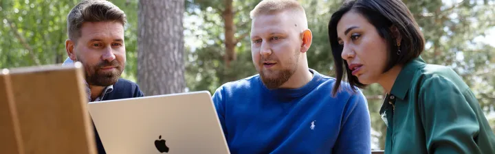 Ihmiset tutustuvat pk-yritysten vastuullisuusasioihin