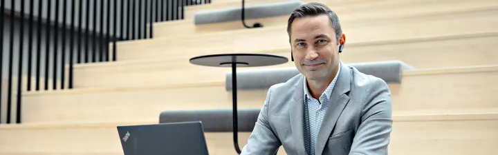 Mies hymyilee kun yrityksen kassanhallinta on hoidettu hyvin