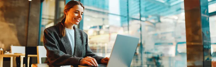 Nainen selvittää mitä yrityksen kasvu konkreettisesti vaatii