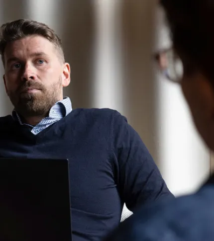 Talousäällikkö sohvalla