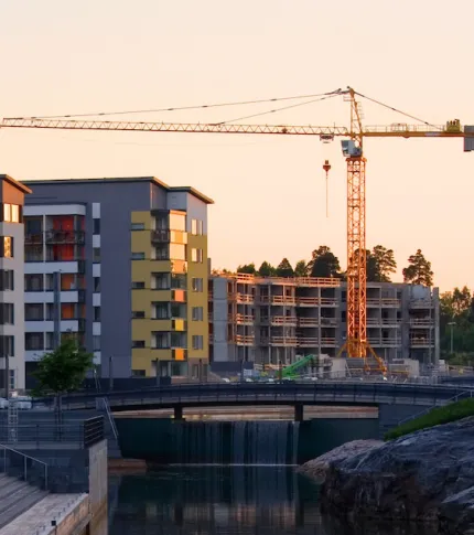 rakennustyömaa ja nosturi