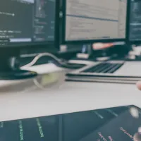 tietokone_näyttö_data_käsi