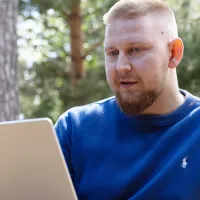 Ihmiset tutustuvat pk-yritysten vastuullisuusasioihin