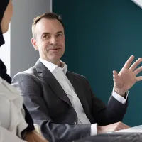 Uusi talousjohtaja keskustelee ensimmäisistä työpäivistään.